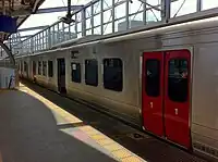 JR九州 行橋駅にて、発車を待つJR九州813系電車のドアカット。中央の扉のみ解放。