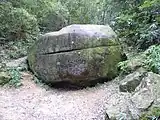 通称「ハンバーガーストーン」(ハンバーガー岩)別名「かえる石」。「山びこ広場」に近い「まつかぜの路」にある。