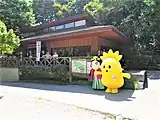 ピトンの小屋案内所・管理棟。休憩、展示、多目的ホールなどに使用。ピトン(フランス語: Piton)は登山用具のハーケン(ドイツ語: Haken)のこと。