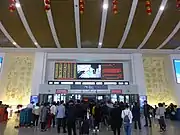 待合所から改札に向かう乗客