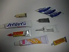 プラモデル同梱用のプラモデル専用接着剤