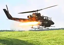 TOWを発射するAH-1S(陸上自衛隊)