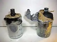 左：EMDタイプ2（NH4Cl）型。でんぷん糊状の電解液。右：EMDタイプ3（ZnCl2）型。ペーパーランドセパレーター方式。