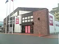 ユニクロの店舗例2（初期のロードサイド店、福岡県福岡市西区・姪浜店画像の店舗は2代目であり、隣接地にあった初代の店舗は書店を経て解体され現在ローソンになっている。また、写真の建物も後に解体され新店舗（3代目の姪浜店）が建設されている。）