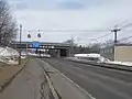ルスツリゾート・イーストゴンドラ1号線と国道230号との交差部、道路上に落下事故防止の構造物が設けられている(2019年3月撮影)
