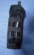 ポーチ裏。独特のフック状の部品が確認できる。