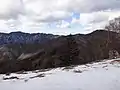 山頂からの飛龍山と雲取山