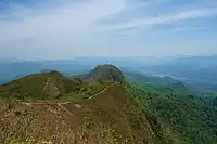 一番岳から見た下岳方面と会津田島の集落