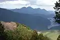 三峰山中腹から見た倶留尊山