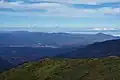 三本槍岳から紅葉の下郷町と雪の飯豊山
