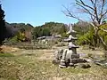 三重塔跡地より本堂を望む
