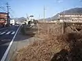 上八木駅北側に残る旧線の路盤跡