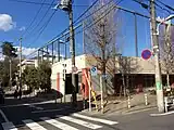 北西角の公道から校舎西面を見る（2015年2月撮影）