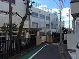 北側公道から校舎北面を見る（2015年2月撮影）