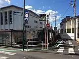 北東角の公道から校舎を見る（2015年2月撮影）