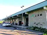 改修前の駅舎出入口（2004年7月）