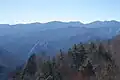 両神山から富士山(左奥)と甲武信ヶ岳・三宝山(右)
