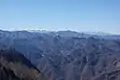 両神山から御座山(中央手前)と八ヶ岳(奥)