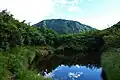 中ノ岳避難小屋（左奥が山頂）