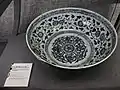 青花纏枝蓮辺金剛杵芯盤・明朝