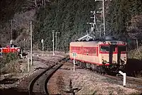 亀山駅開業100周年記念列車（左）と普通列車（右）。中央は通過路線（1990年12月）
