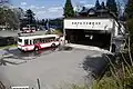 車庫兼整備工場。奥の建物は本社。