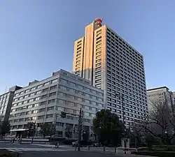本館(奥)、別館(手前)