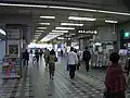 東急の駅舎内（改札外）（2004年11月） - 奥が小田急の駅舎となる