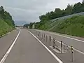 中央線ワイヤロープ式防護柵の接合部(森IC - 大沼公園IC間に初めて設置されたもの、森IC側から)