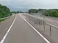 中央線ワイヤロープ式防護柵・末端と中央分離帯ガードレールの接合部(森IC - 大沼公園IC間に初めて設置されたもの、森IC側から)