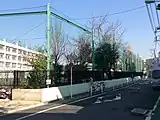 南側道路の南西角から校庭を見る（2015年1月撮影）