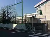 南側道路から南門と体育館を見る（2015年1月撮影）
