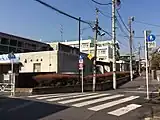南側道路の南東角から体育館と校舎を見る（2015年1月撮影）