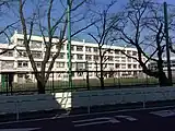 南側道路の南西側から校庭と校舎を見る（2015年1月撮影）