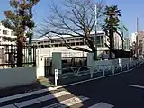 南側道路から南門と体育館を見る（2015年1月撮影）