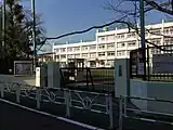 南側道路から南門と校舎を見る（2015年1月撮影）