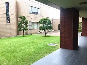 中庭（奥：図書館）