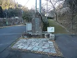 旧県道の石畳と中村憲吉の歌碑。右側が旧県道で、当時1 kmにおよぶ敷石の道はここと箱根峠だけだったという。左奥のガードレールが現県道。