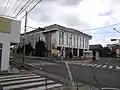 中種子町体育館。隣は町立の歴史民俗資料館。