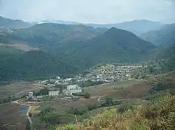 東側の山上から見下ろす中課郷の市街地