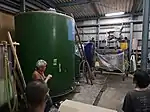 丹後蔵醸造工場（左は製造責任者の高田茂吉）