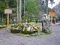 牛石（左）と蛙石（右）