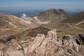 久住山から見た硫黄山と三俣山(右奥)
