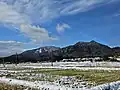 久次岳（左）、女布権現山（右）