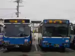 営業所で休む当時の砥用線専用車のU-LV324Lキュービック(左、No.636)。右は当営業所所属の03年式富士重工新7E車体のKL-LV280N1エルガ(No.272)