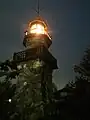九段坂公園の常灯明台（右後方は田安門渡櫓と武道館）