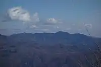 乾徳山から眺めた奥秩父山塊(雲取山と飛龍山)