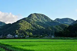 北東麓の岩常地区より望む