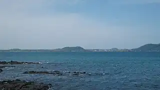 北東から見る富江火山中心に只狩山火砕丘