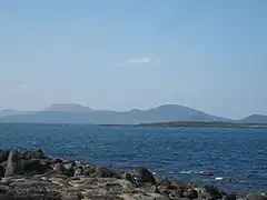 鬼岳（左）・火ノ岳（右）・箕岳（右端）を南南東から望む